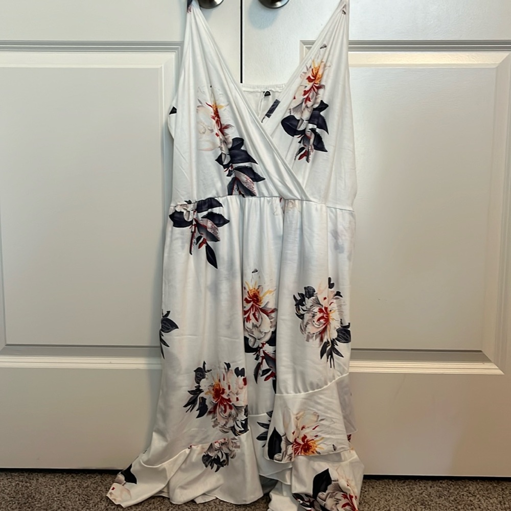 White floral dress. Size 2XL